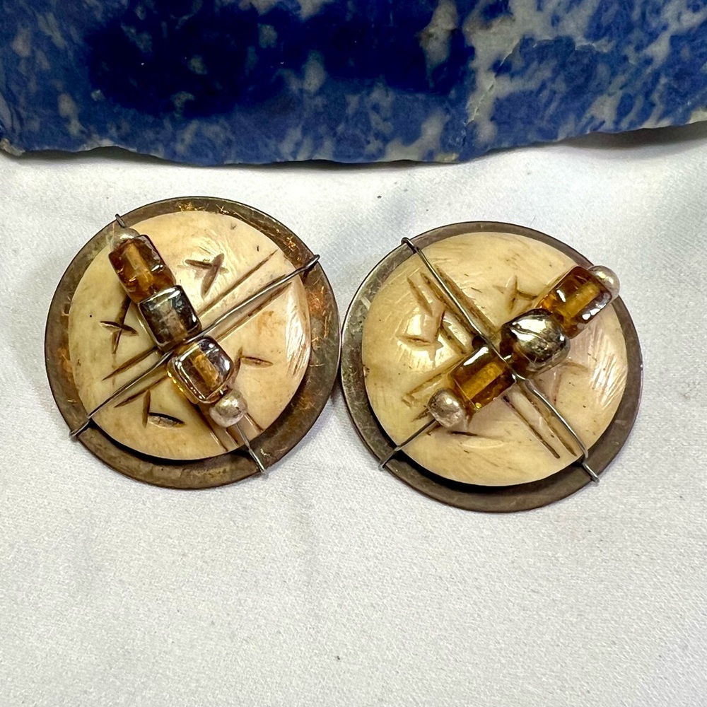 Earrings, copper metal and bones clip on earrings with Brown glass beads. - Picture 5 of 8